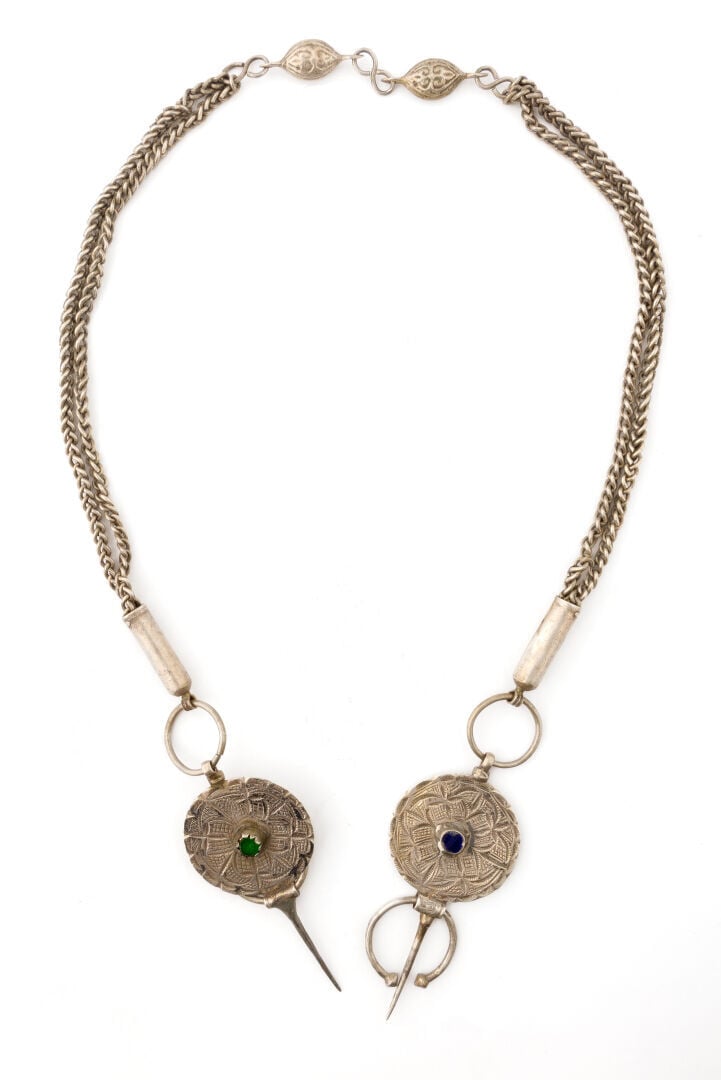 MAROC - Ensemble de fibules et amulette berbères en métal ou argent bas titre,…