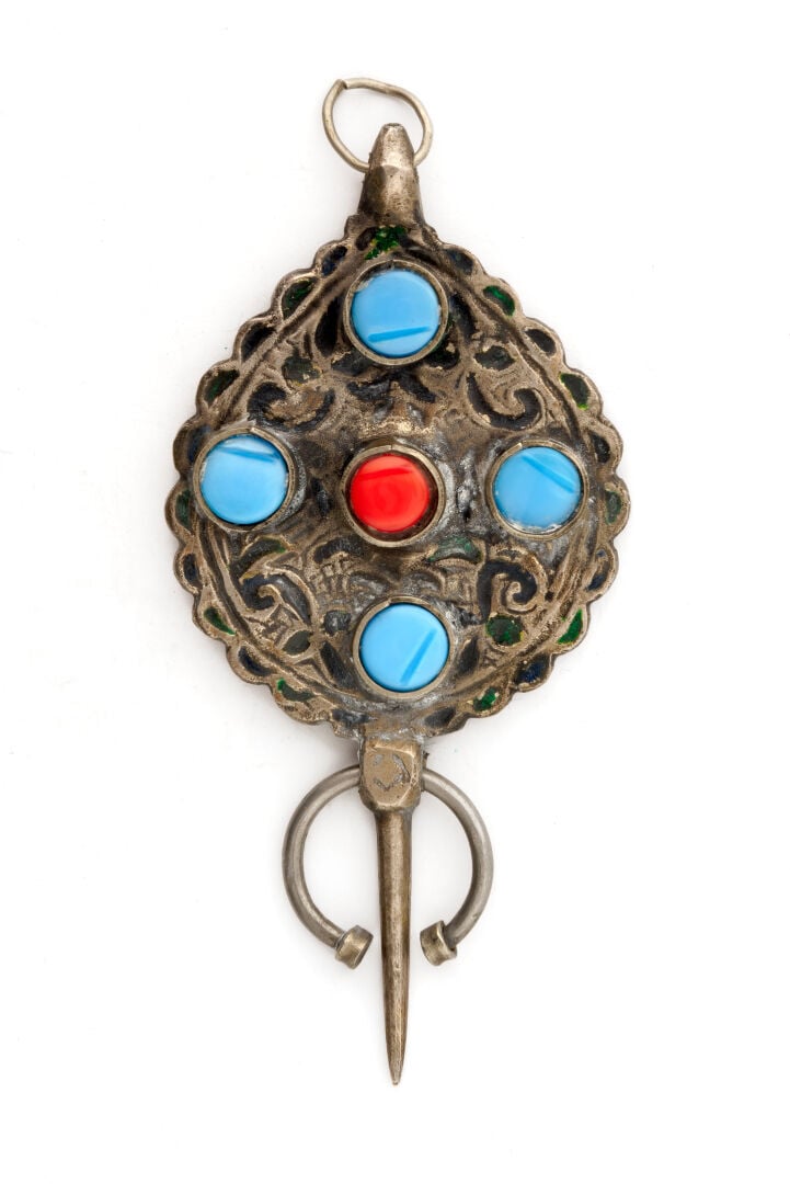 MAROC - Ensemble de fibules et amulette berbères en métal ou argent bas titre,…