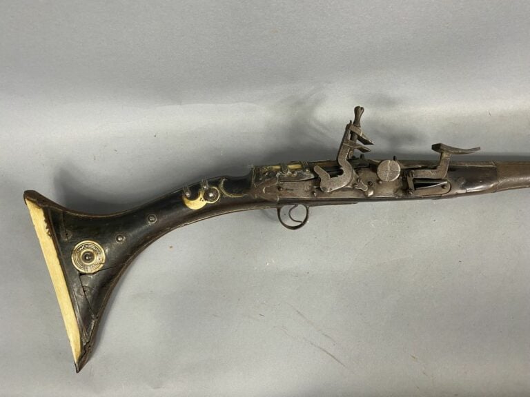 MAROC - Fusil Moukala de fantasia à silex, crosse en bois avec incrustations d'…
