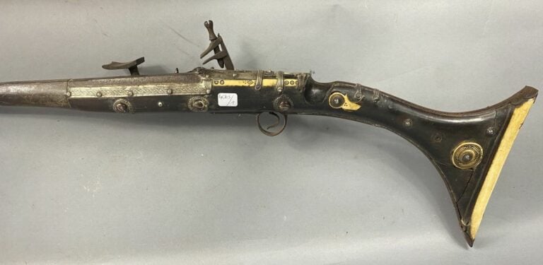 MAROC - Fusil Moukala de fantasia à silex, crosse en bois avec incrustations d'…