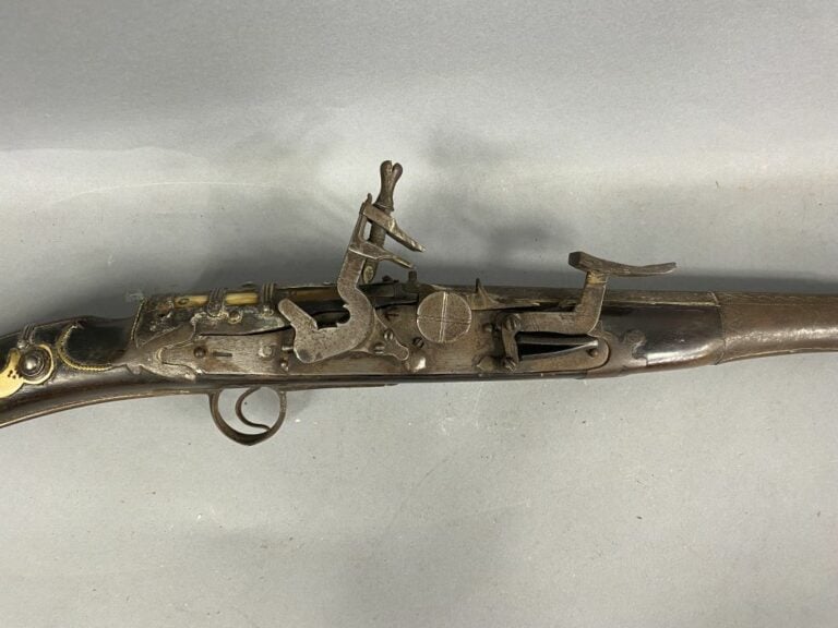 MAROC - Fusil Moukala de fantasia à silex, crosse en bois avec incrustations d'…