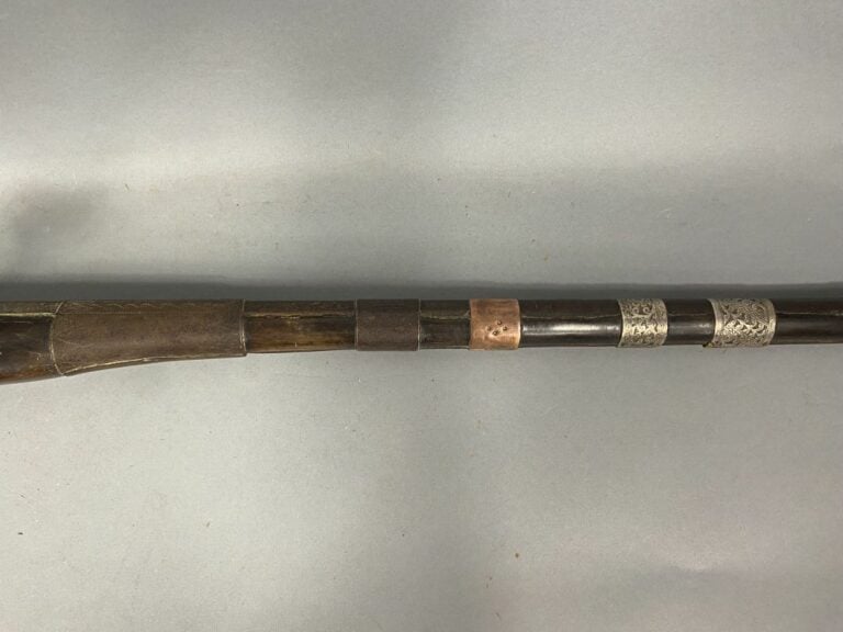 MAROC - Fusil Moukala de fantasia à silex, crosse en bois avec incrustations d'…