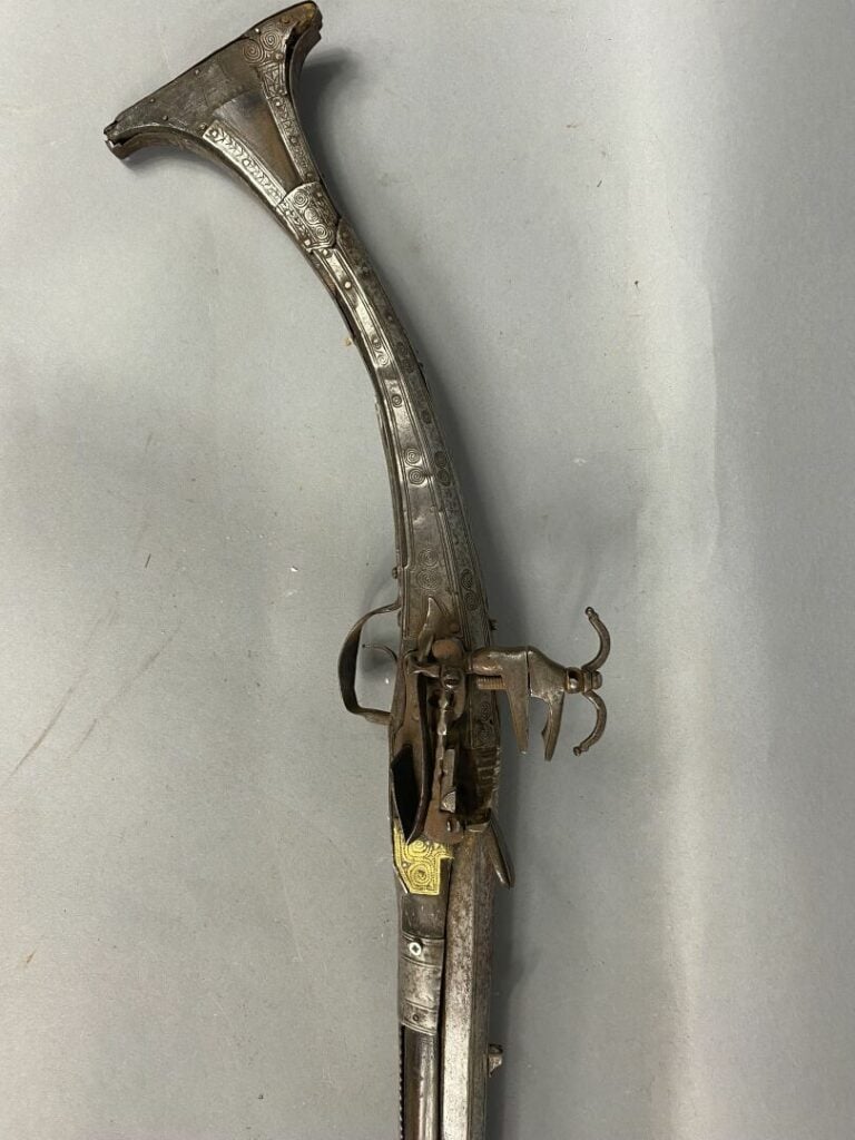 MAROC - Fusil Moukala de fantasia à silex, crosse en bois avec incrustations d'…