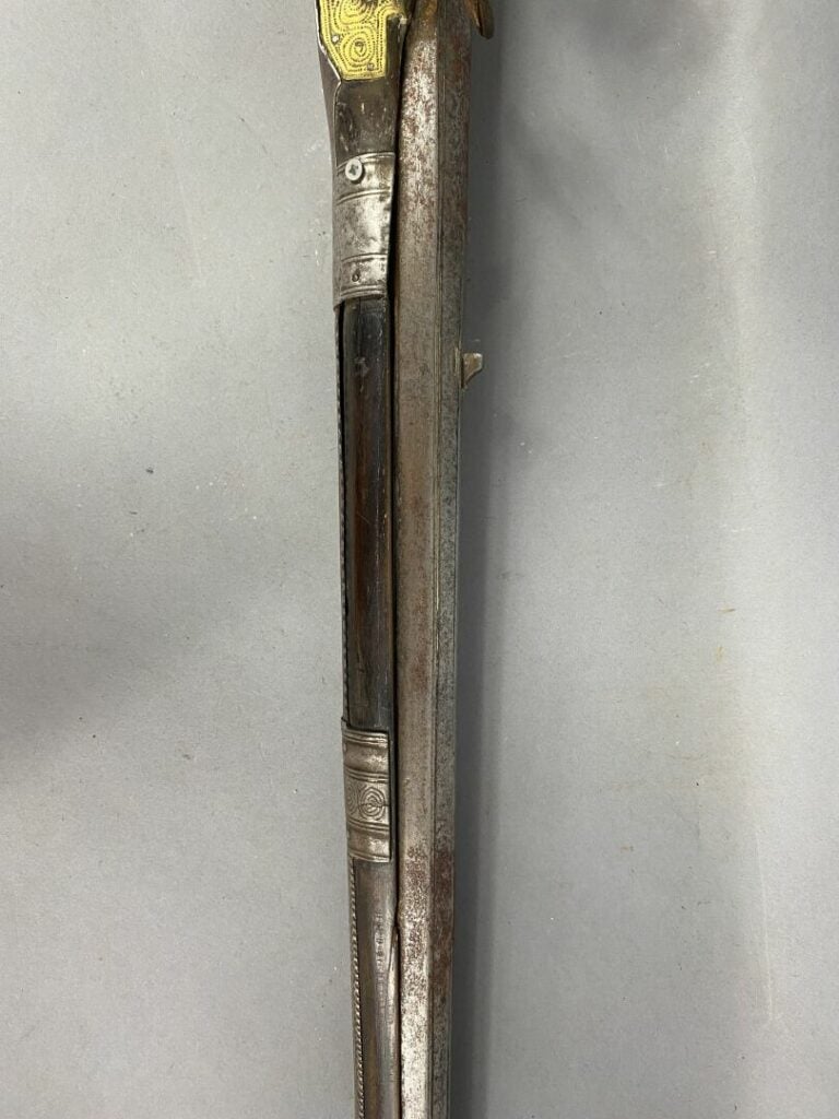 MAROC - Fusil Moukala de fantasia à silex, crosse en bois avec incrustations d'…