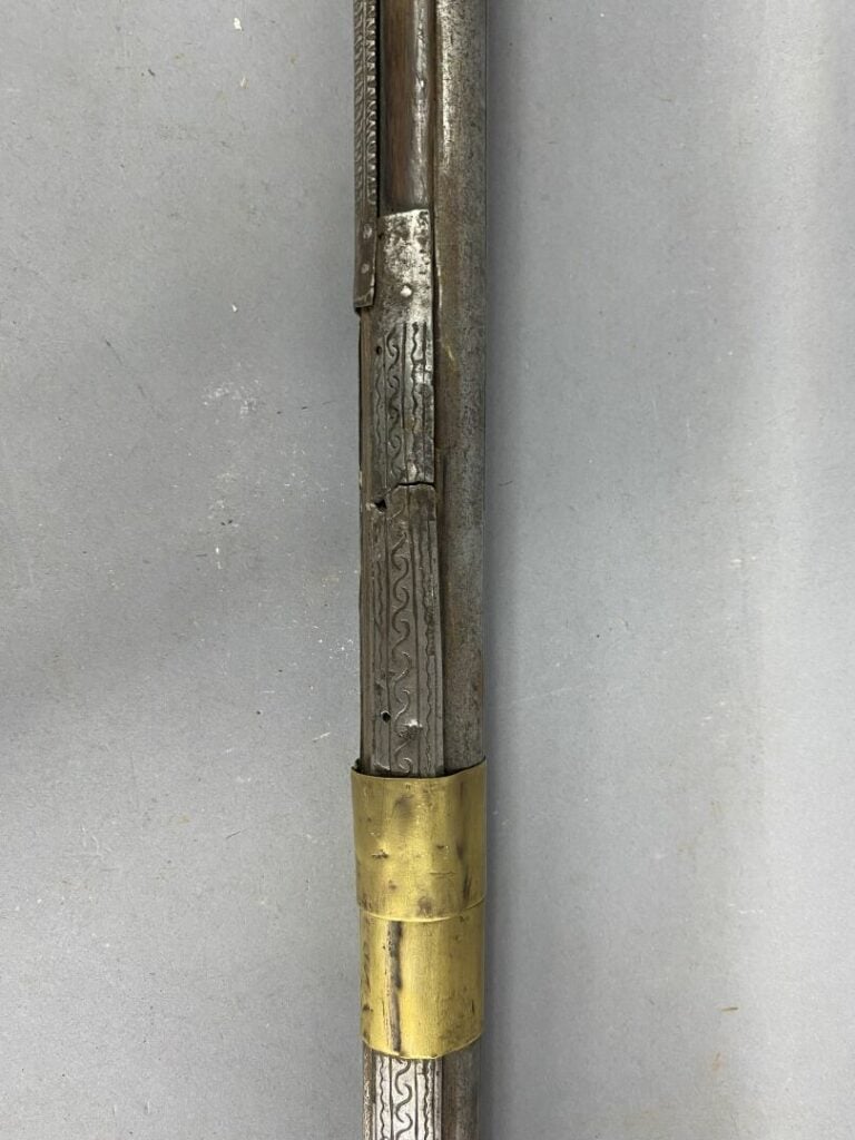 MAROC - Fusil Moukala de fantasia à silex, crosse en bois avec incrustations d'…