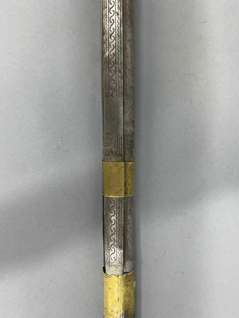 MAROC - Fusil Moukala de fantasia à silex, crosse en bois avec incrustations d'…