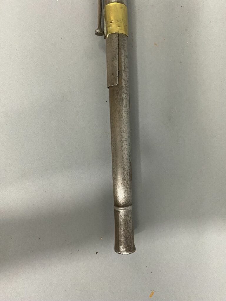 MAROC - Fusil Moukala de fantasia à silex, crosse en bois avec incrustations d'…