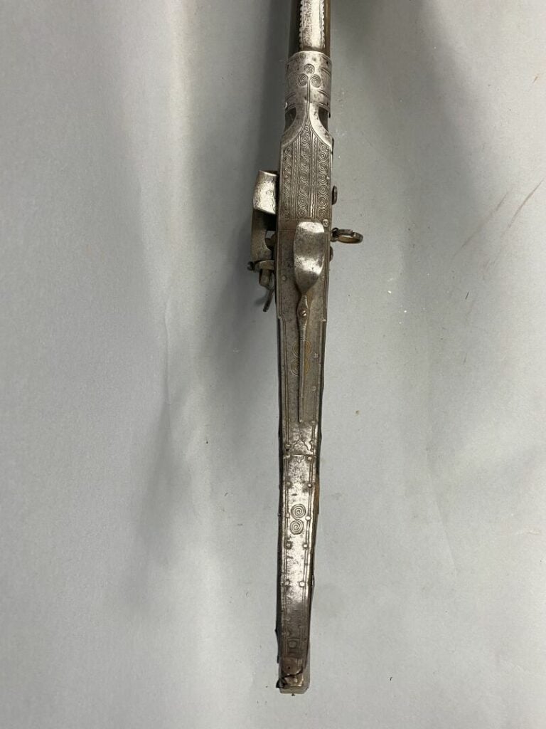 MAROC - Fusil Moukala de fantasia à silex, crosse en bois avec incrustations d'…
