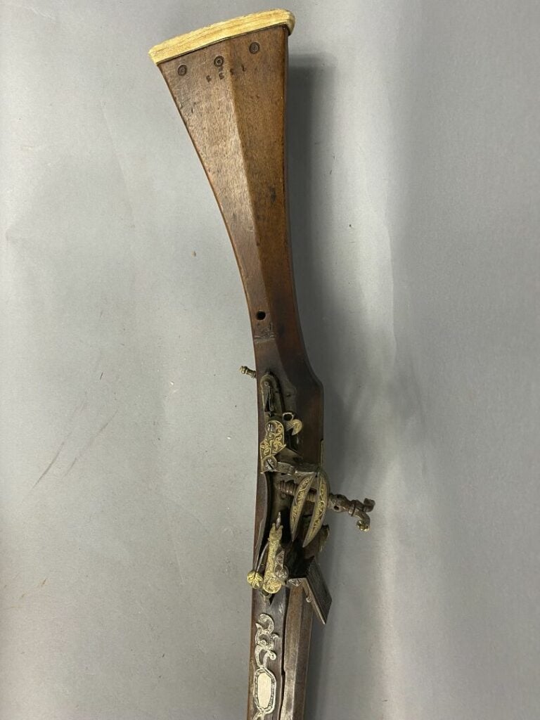 MAROC - Fusil Moukala de fantasia à silex, crosse en bois ornée de plaquettes e…