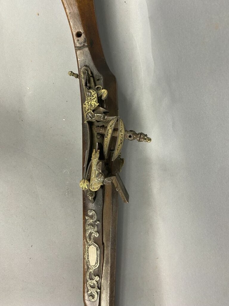 MAROC - Fusil Moukala de fantasia à silex, crosse en bois ornée de plaquettes e…