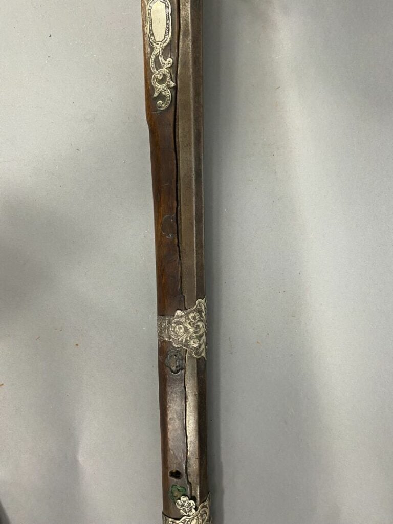 MAROC - Fusil Moukala de fantasia à silex, crosse en bois ornée de plaquettes e…