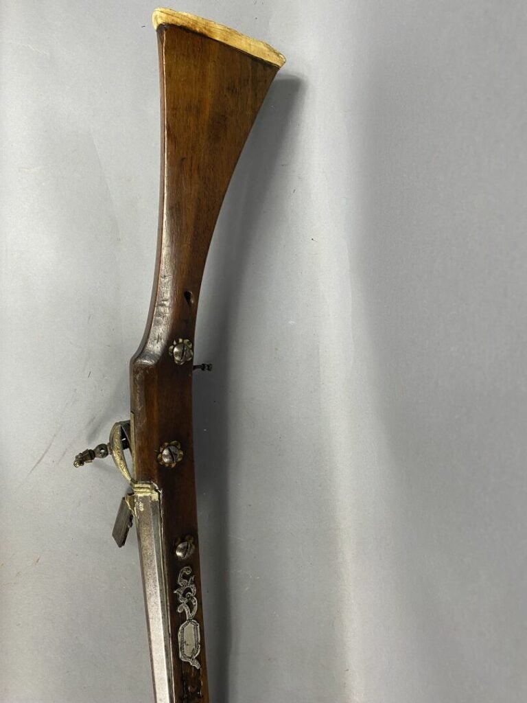 MAROC - Fusil Moukala de fantasia à silex, crosse en bois ornée de plaquettes e…