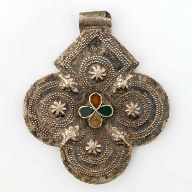 MAROC - Lot de deux pendentifs berbères dits "foulet khamsa" (amulette/talisman…