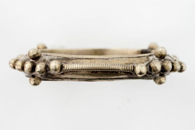 MAROC - Lot de trois bracelets berbères en métal ou argent bas titre comprenant…