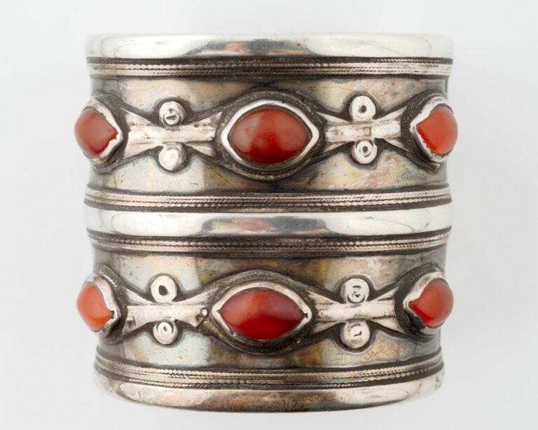 MAROC - Lot de trois bracelets berbères en métal ou argent bas titre comprenant…