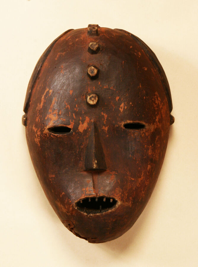 Masque, arborant cinq scarifications circulaires sur le front, , 34 cm, patine…