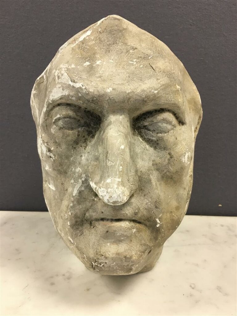 Masque de Dante Alighieri en plâtre patiné.