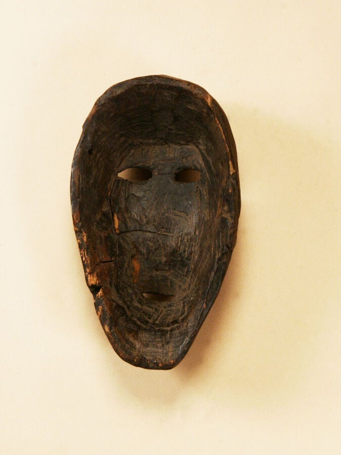 Masque en forme d'amande au visage entièrement sacrifié de lignes géométriques,…