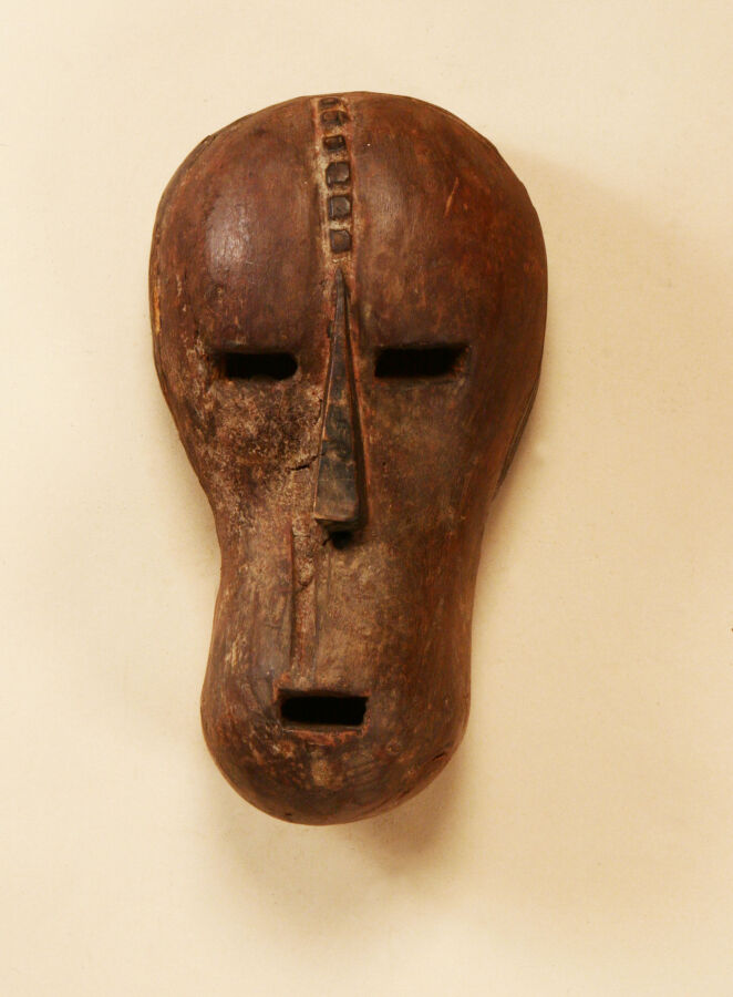 Masque Ngbandi, scarifications verticales sur le front ; 27 cm. Patine rougeâtr…