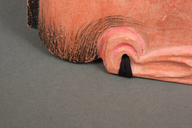 Masque No en bois peint représentant O'beshimij . - Créature légendaire au Japo…