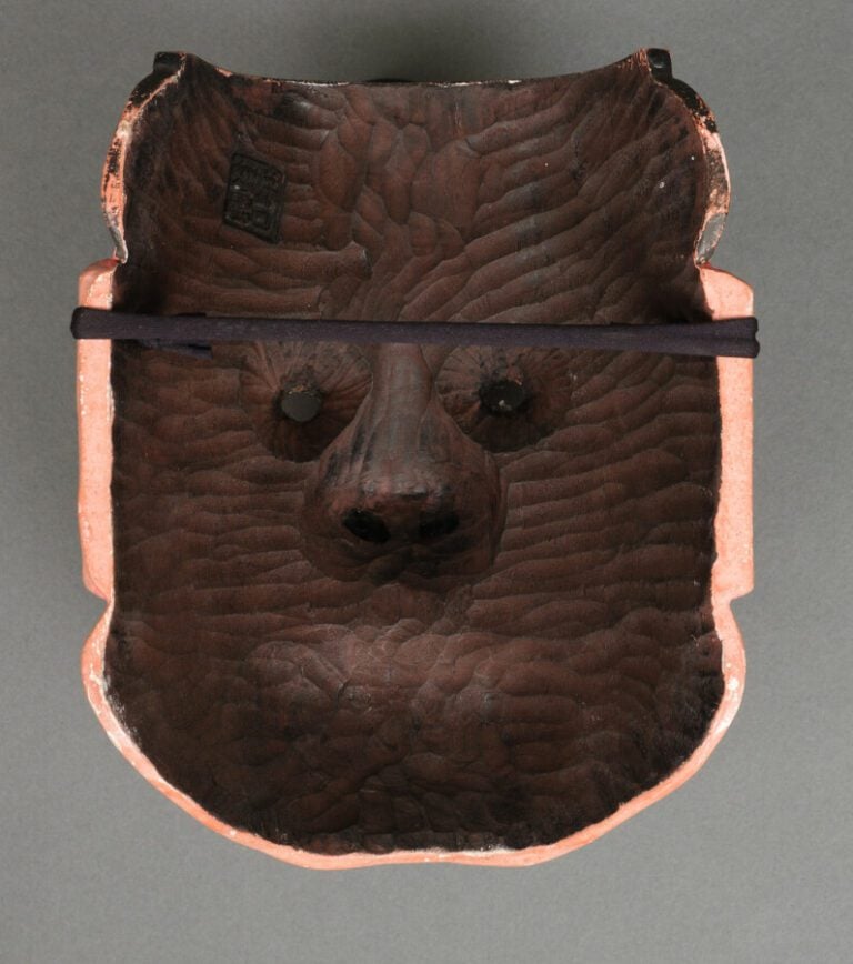 Masque No en bois peint représentant O'beshimij . - Créature légendaire au Japo…