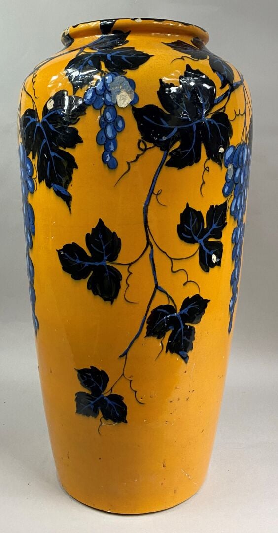 MASSIER - Grand vase balustre à col ourlé en céramique émaillée polychrome à dé…