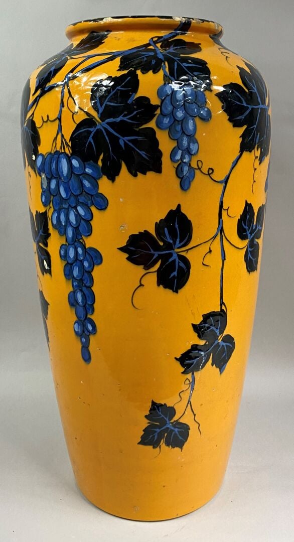 MASSIER - Grand vase balustre à col ourlé en céramique émaillée polychrome à dé…