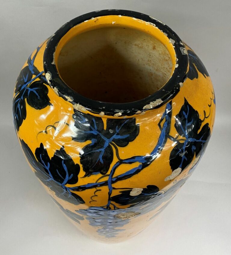 MASSIER - Grand vase balustre à col ourlé en céramique émaillée polychrome à dé…