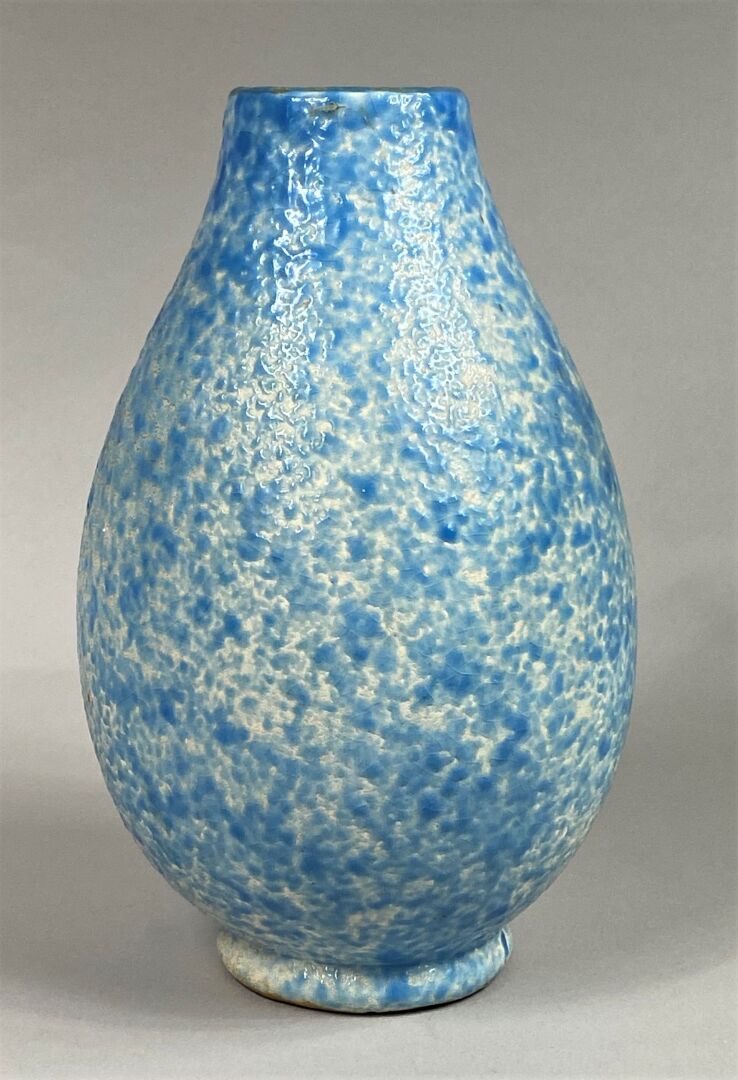MASSIER VALLAURIS FRANCE - Vase ovoïde en céramique émaillée bleu à surface mou…