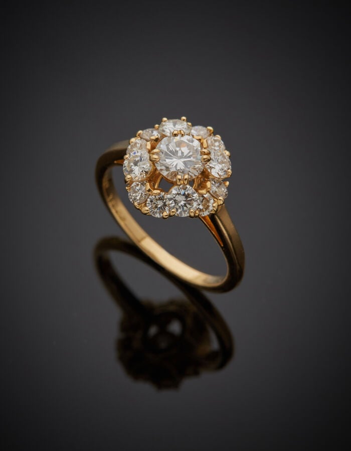 MAUBOUSSIN - BAGUE « fleur » en or jaune (750‰) ajouré, serti de diamants taill…
