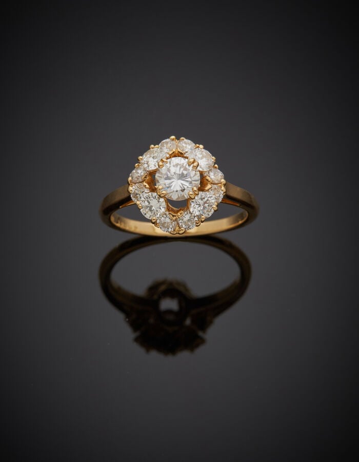 MAUBOUSSIN - BAGUE « fleur » en or jaune (750‰) ajouré, serti de diamants taill…