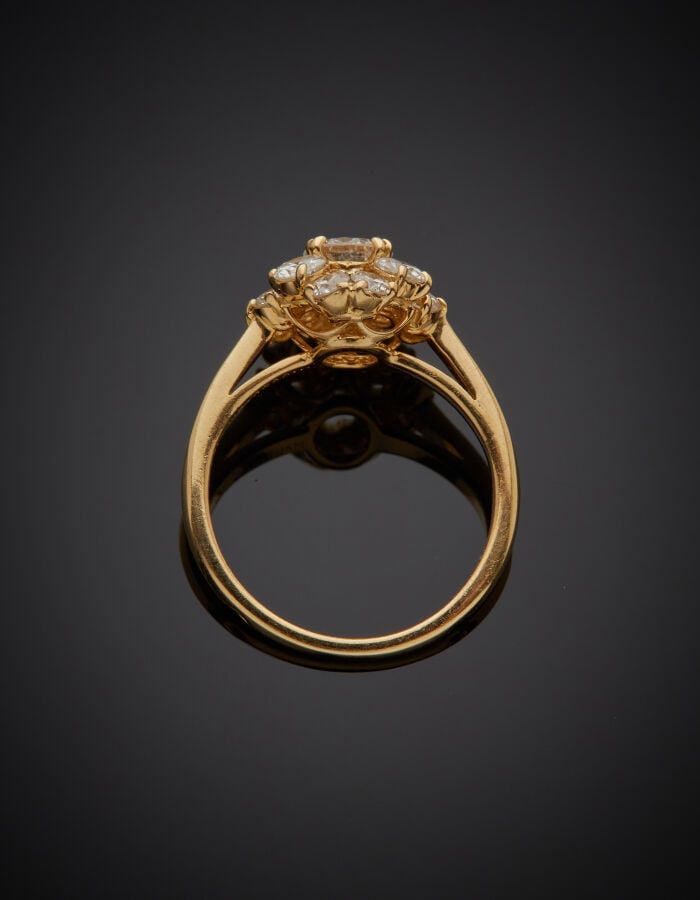 MAUBOUSSIN - BAGUE « fleur » en or jaune (750‰) ajouré, serti de diamants taill…