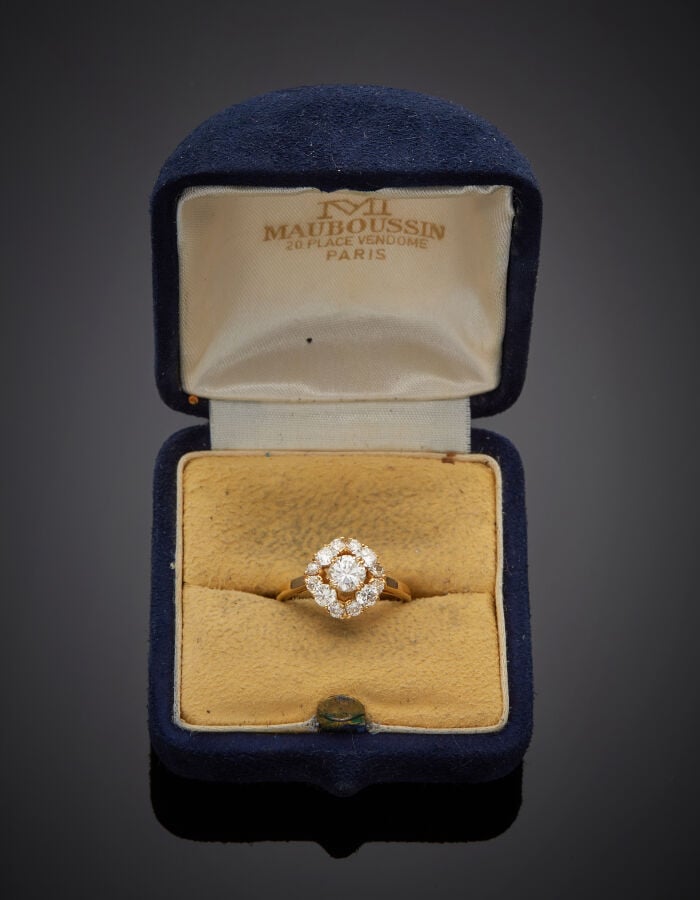 MAUBOUSSIN - BAGUE « fleur » en or jaune (750‰) ajouré, serti de diamants taill…