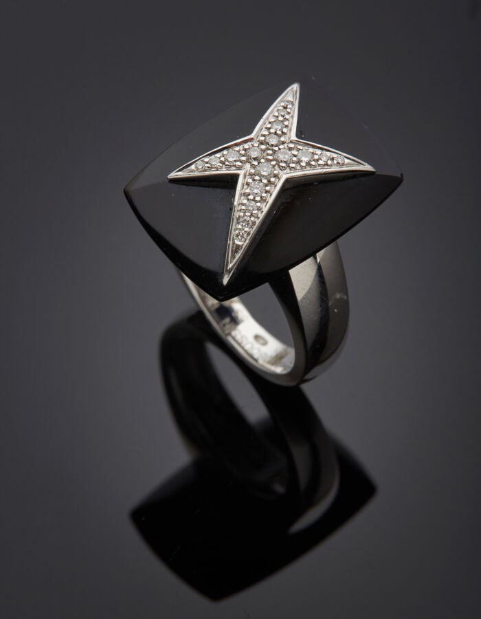 MAUBOUSSIN - BAGUE modèle "Etoile divine" en or gris (750‰) orné d'une plaque d…