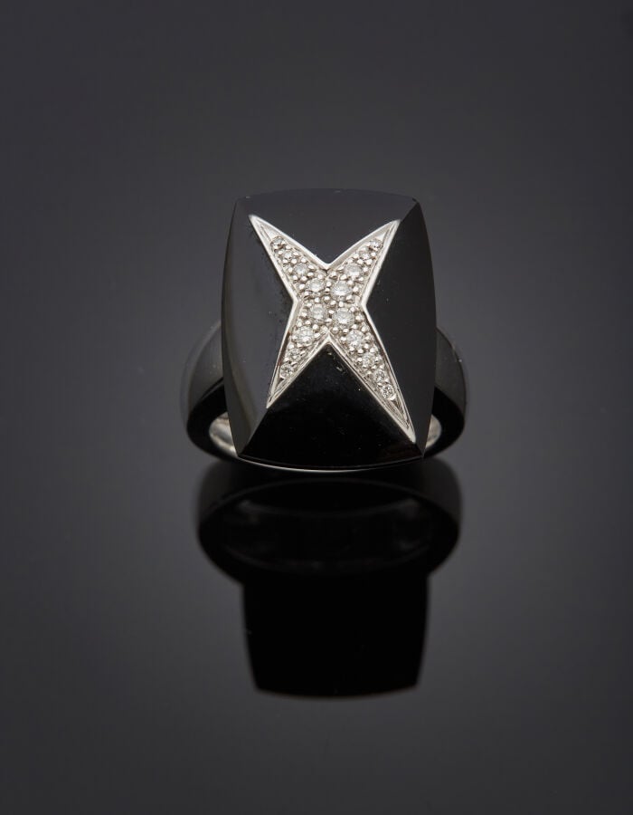 MAUBOUSSIN - BAGUE modèle "Etoile divine" en or gris (750‰) orné d'une plaque d…