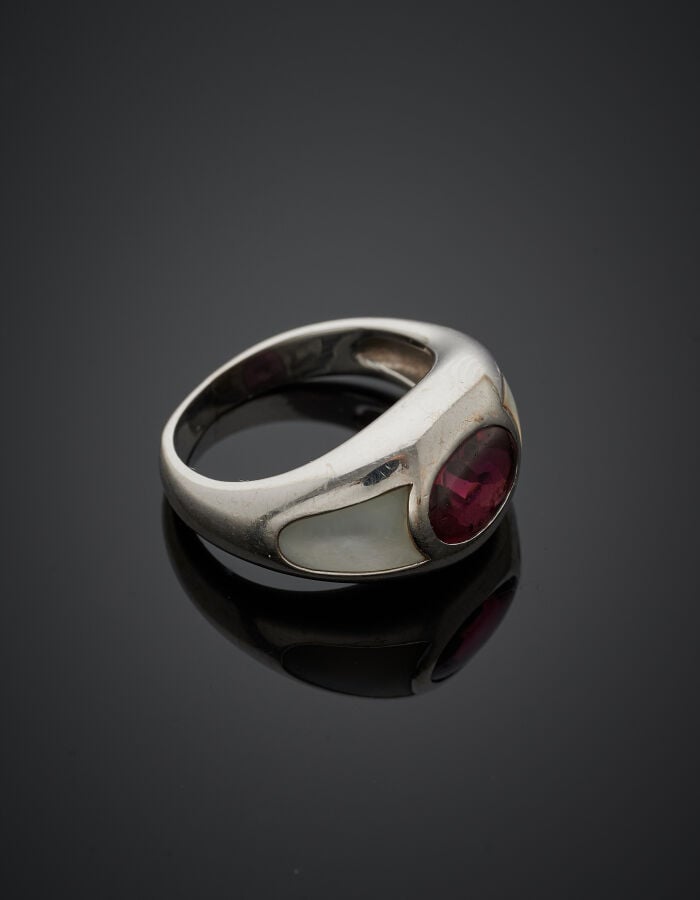 MAUBOUSSIN - BAGUE, modèle "Nadia" en or gris (750‰) serti d'une tourmaline ros…