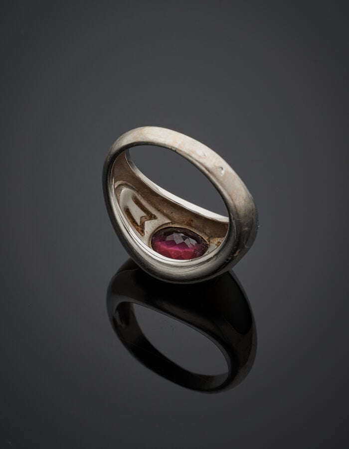 MAUBOUSSIN - BAGUE, modèle "Nadia" en or gris (750‰) serti d'une tourmaline ros…
