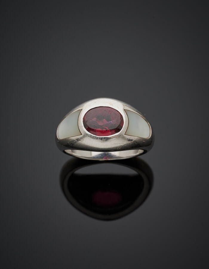 MAUBOUSSIN - BAGUE, modèle "Nadia" en or gris (750‰) serti d'une tourmaline ros…