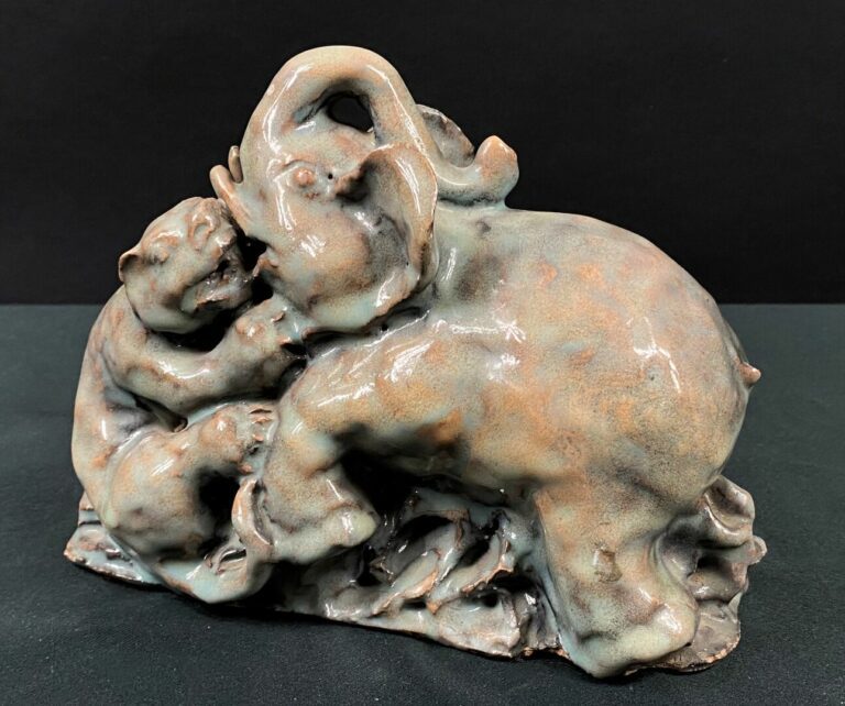Maurice GENSOLI (1892-1972) - Eléphant attaqué par un tigre - Sculpture en grès…