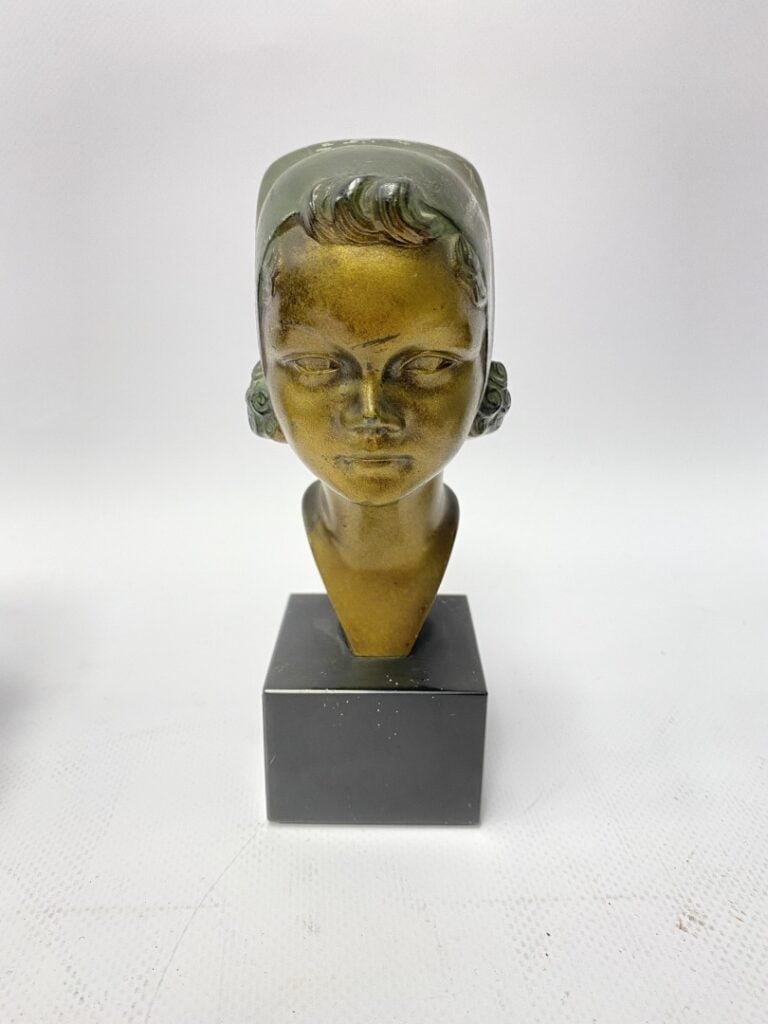 Max LE VERRIER (1891-1973). - Buste de jeune fille - Régule patiné et doré, sig…
