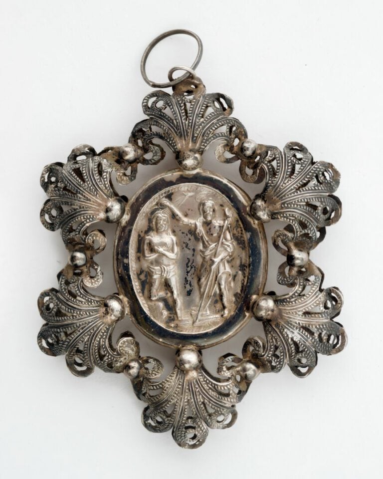 Médaillon en argent (800) figurant Ignace de Loyola, tenant les Saintes Ecritur…