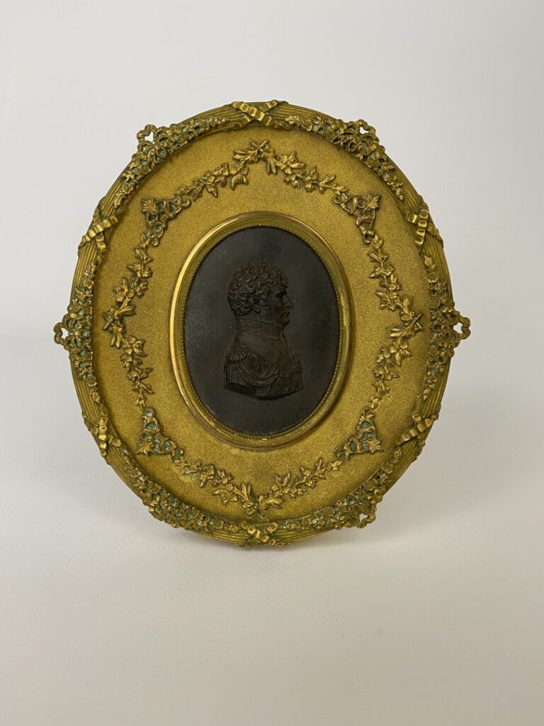 Médaillon ovale en bronze représentant le Roi de Westphalie Jérôme Napoléon de…