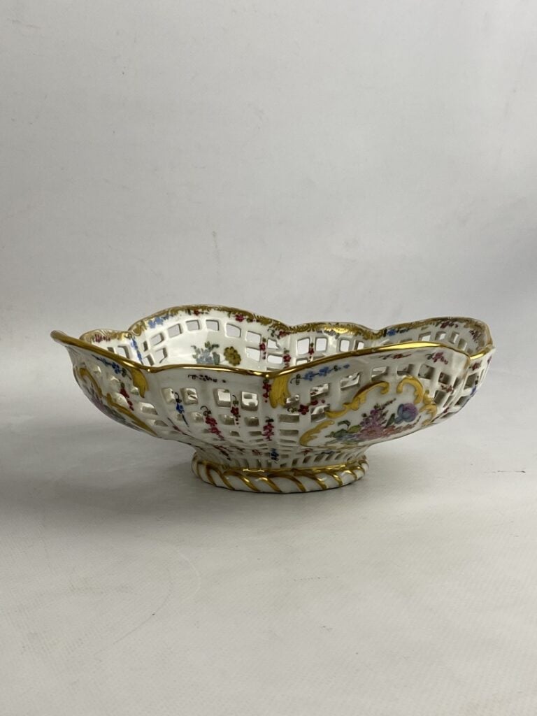 MEISSEN - Corbeille ajourée en porcelaine à décor floral polychrome et filets d…
