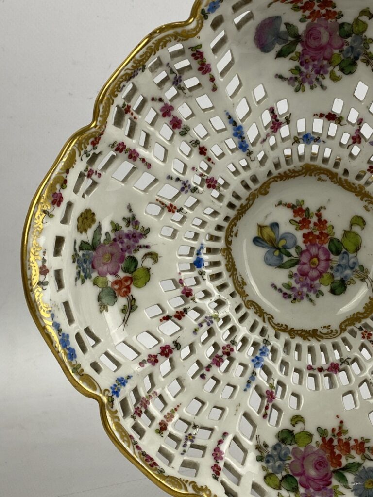 MEISSEN - Corbeille ajourée en porcelaine à décor floral polychrome et filets d…