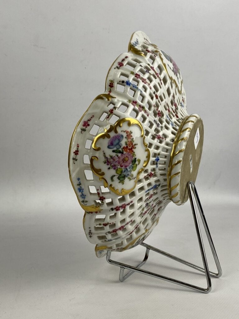 MEISSEN - Corbeille ajourée en porcelaine à décor floral polychrome et filets d…