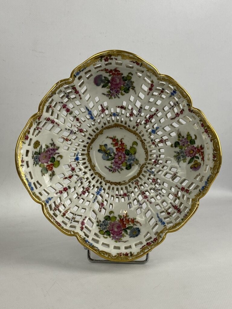 MEISSEN - Corbeille ajourée en porcelaine à décor floral polychrome et filets d…