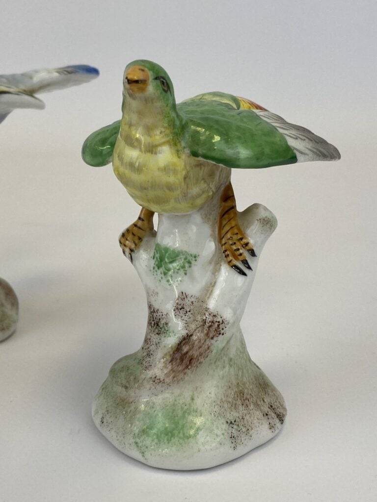 MEISSEN (dans le goût) - Deux oiseaux en porcelaine dont un signé marque aux ép…