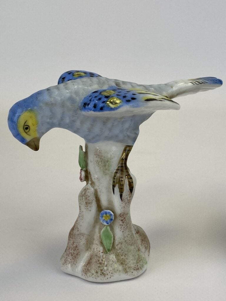 MEISSEN (dans le goût) - Deux oiseaux en porcelaine dont un signé marque aux ép…