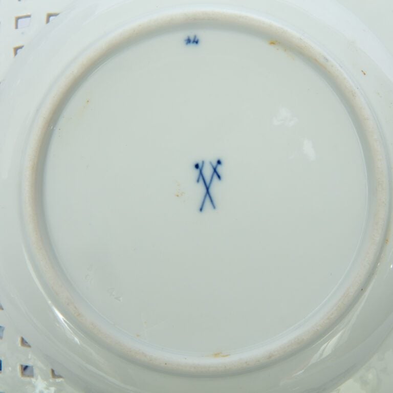 MEISSEN. - Partie de service en porcelaine à décor blanc et bleu, comprenant un…