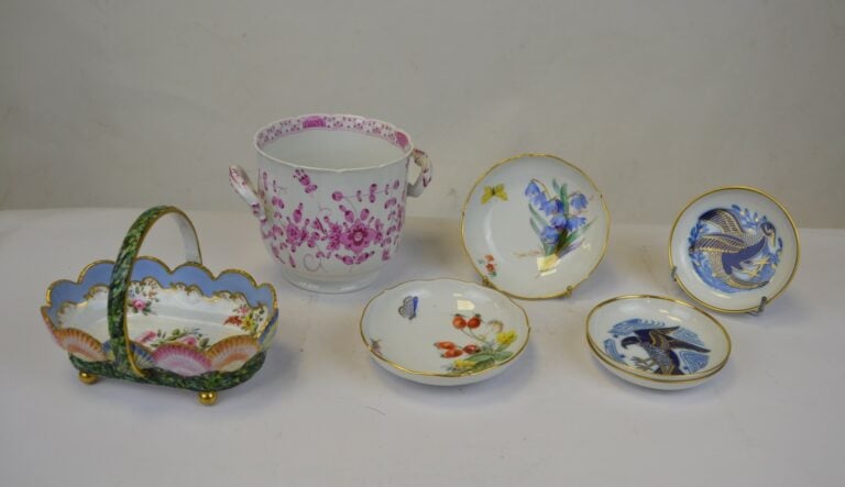MEISSEN. - Rafraîchissoir en porcelaine à décor de feuillages roses. - On y joi…